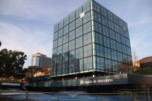 Aigües de Barcelona is the company in charge of water distribution in Barcelona and other nearby municipalities. In the background you can see the Hotel Rey Juan Carlos, where the visiting footballers stay.